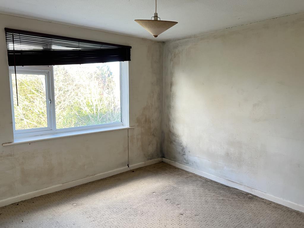 Lot: 84 - TWO-BEDROOM FLAT WITH GARAGE - Bedroom 1